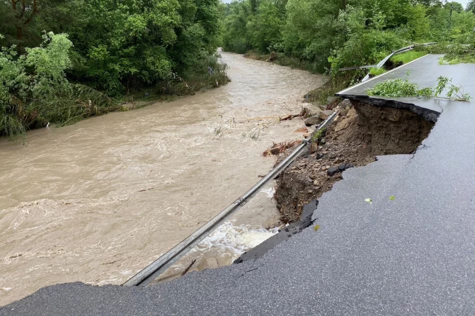 Duża skala zniszczeń w gminie Jodłownik. Woda porwała samochód, którym podróżowały dwie osoby - zdjęcie 13