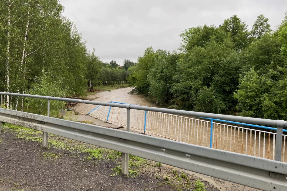 Duża skala zniszczeń w gminie Jodłownik. Woda porwała samochód, którym podróżowały dwie osoby - zdjęcie 16