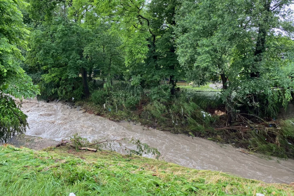 Duża skala zniszczeń w gminie Jodłownik. Woda porwała samochód, którym podróżowały dwie osoby - zdjęcie 17