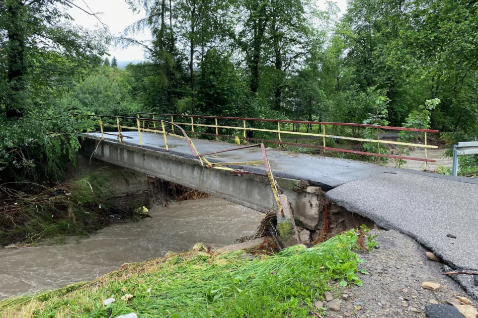 Duża skala zniszczeń w gminie Jodłownik. Woda porwała samochód, którym podróżowały dwie osoby - zdjęcie 18