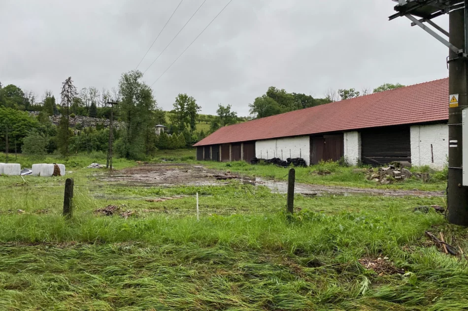 Duża skala zniszczeń w gminie Jodłownik. Woda porwała samochód, którym podróżowały dwie osoby - zdjęcie 19