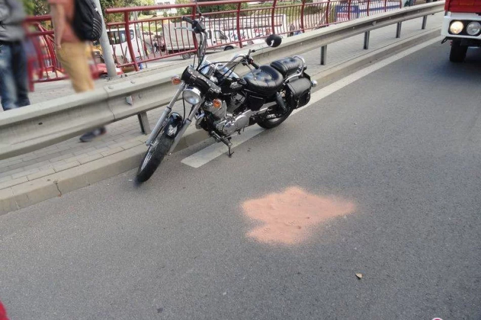 Grybów, ul. Kościuszki - zderzenie motocykla i samochodu osobowego - zdjęcie 3