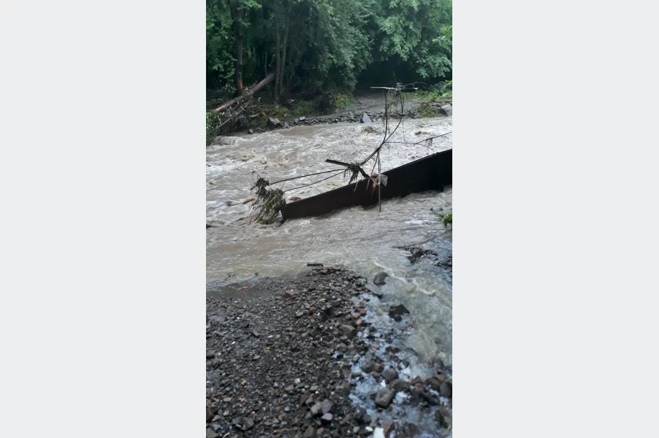 Nadal jeżdżą do domów w bród potoku, deszcz odcina osiedle od świata. Gmina dopiero projektuje most - zdjęcie 2