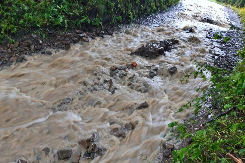 Nadal jeżdżą do domów w bród potoku, deszcz odcina osiedle od świata. Gmina dopiero projektuje most - zdjęcie 3