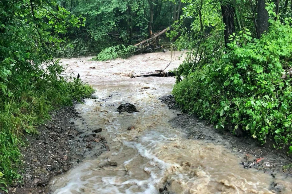 Nadal jeżdżą do domów w bród potoku, deszcz odcina osiedle od świata. Gmina dopiero projektuje most - zdjęcie 4
