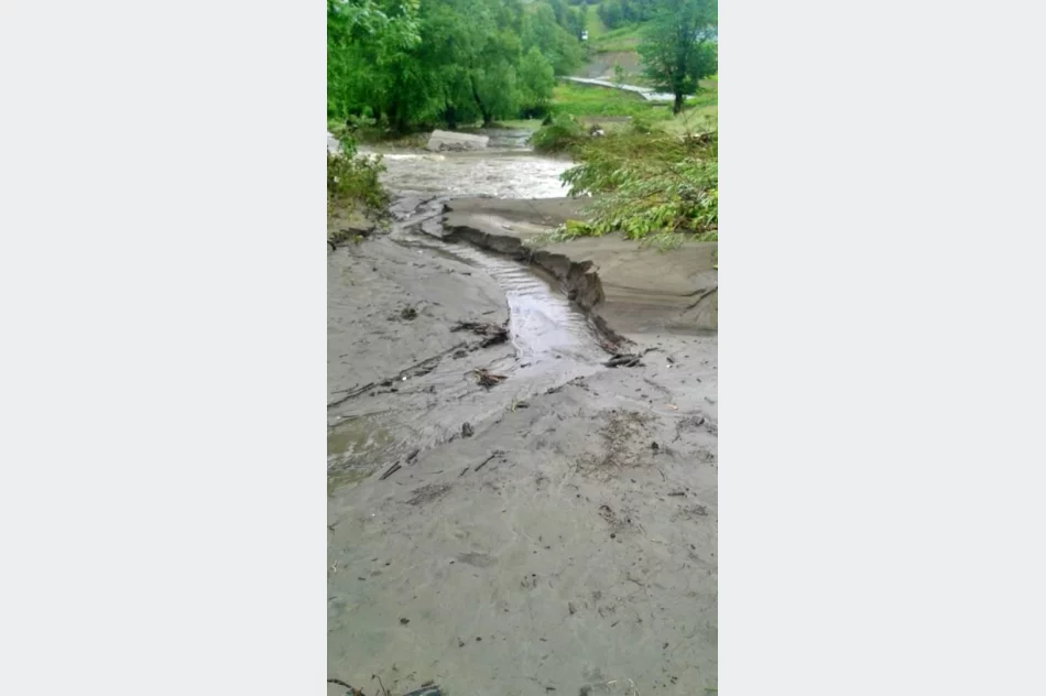 Nadal jeżdżą do domów w bród potoku, deszcz odcina osiedle od świata. Gmina dopiero projektuje most - zdjęcie 5