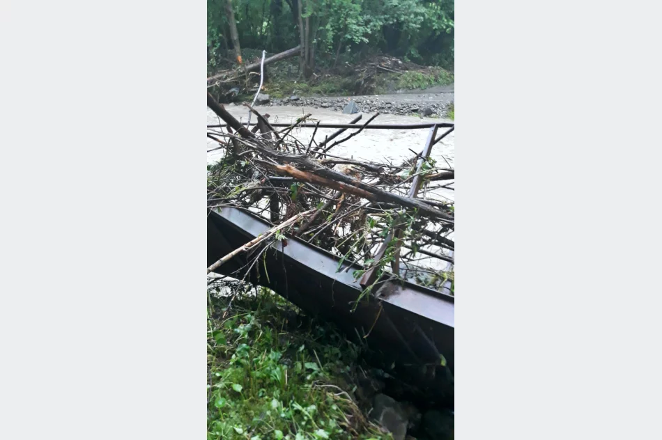 Nadal jeżdżą do domów w bród potoku, deszcz odcina osiedle od świata. Gmina dopiero projektuje most - zdjęcie 6