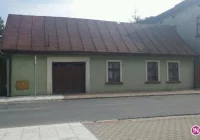 Za jednymi drzwiami: z jednej strony granit, z drugiej kostka brukowa - zdjęcie główne