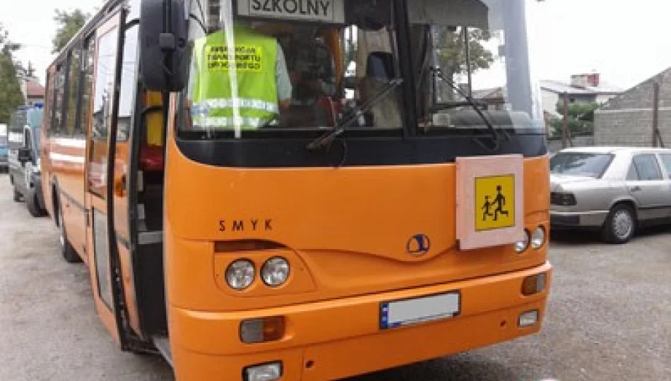 Kontrole w szkolnych autobusach: dziura w podłodze i pijany kierowca - zdjęcie 1