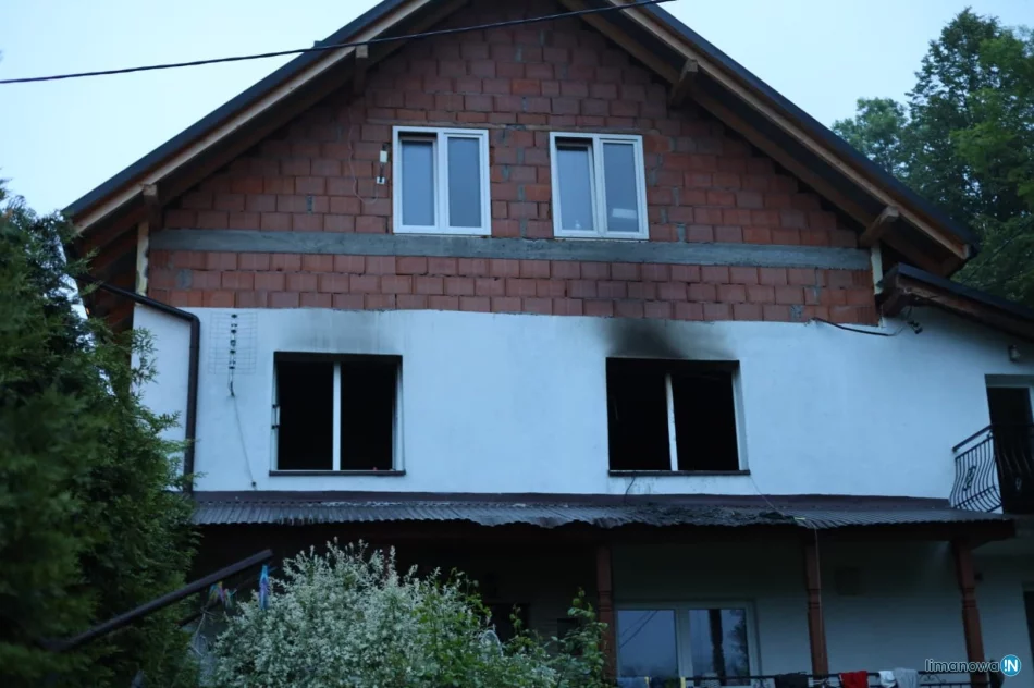 27 strażaków w godzinę uporało się z pożarem - zdjęcie 2