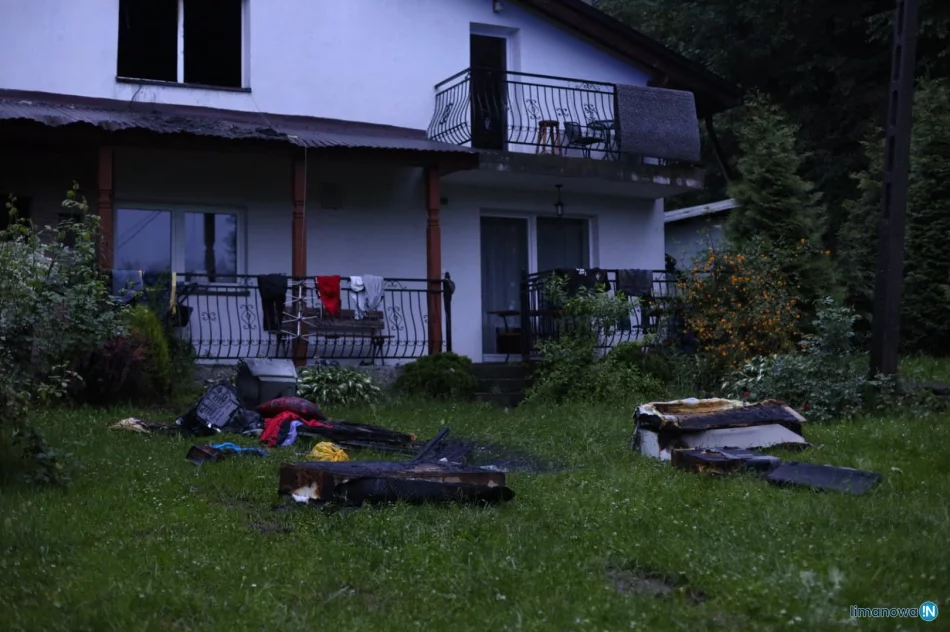 27 strażaków w godzinę uporało się z pożarem - zdjęcie 3