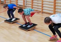 Młodzi skoczkowie wytrwale trenują cały rok - zdjęcie główne