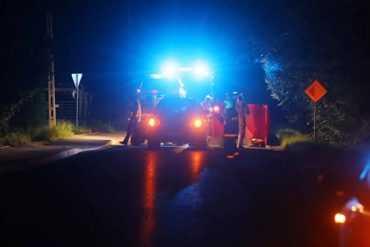 Kierowca w ostatniej chwili zauważył mężczyznę leżącego na jezdni. Życia 37-latka nie dało się uratować