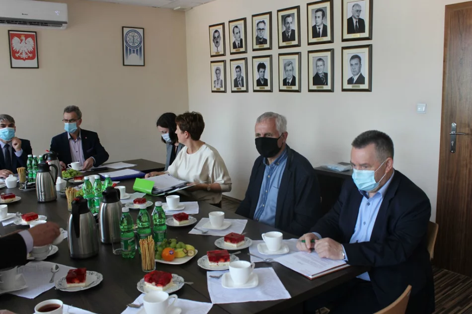 Karetka za 330 tys. zł przekazana. Posiedzenie Rady Społecznej Szpitala - zdjęcie 10