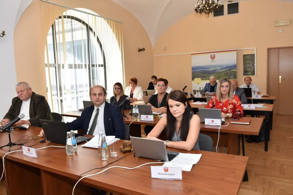 Zarząd z niejednogłośnym absolutorium i wotum zaufania. Starosta o sukcesach i porażkach minionego roku - zdjęcie 2
