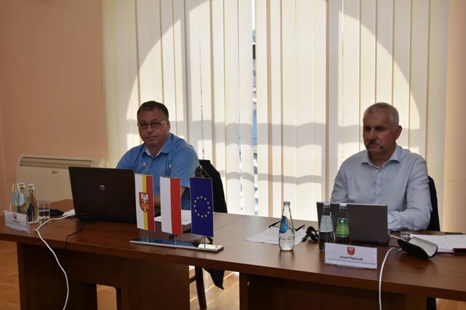 Zarząd z niejednogłośnym absolutorium i wotum zaufania. Starosta o sukcesach i porażkach minionego roku - zdjęcie 13