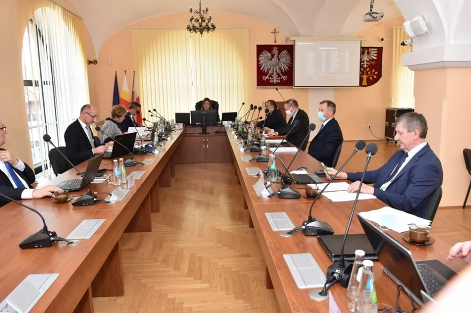 Zarząd z niejednogłośnym absolutorium i wotum zaufania. Starosta o sukcesach i porażkach minionego roku - zdjęcie 15