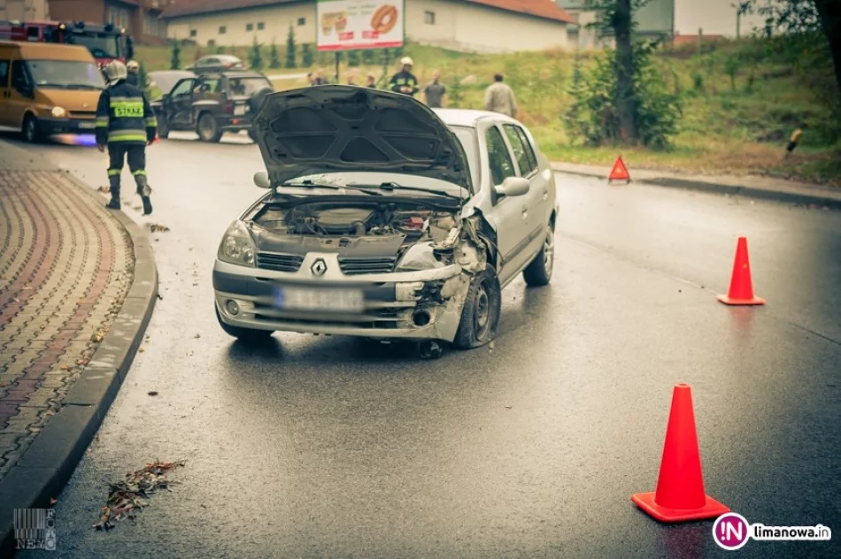 Kolizje na drogach, jedna z karetką - zdjęcie 3