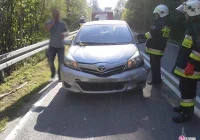 Samochód uderzył w powalone na drodze drzewo - zdjęcie główne