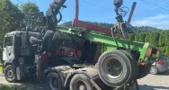 Dłużyca wypadła na chodnik, złamała słup i zerwała linie energetyczne - zdjęcie 3