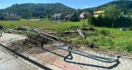 Dłużyca wypadła na chodnik, złamała słup i zerwała linie energetyczne - zdjęcie 4