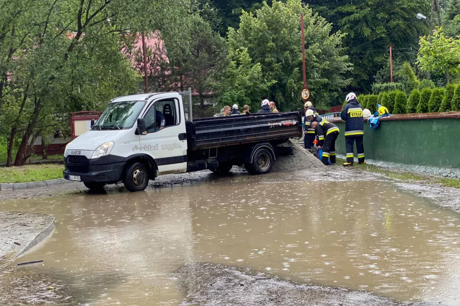 Ponad 20 interwencji straży po gwałtownej burzy. Zalane posesje, zatkane przepusty, powalone drzewa - zdjęcie 3