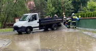 Ponad 20 interwencji straży po gwałtownej burzy. Zalane posesje, zatkane przepusty, powalone drzewa - zdjęcie 3
