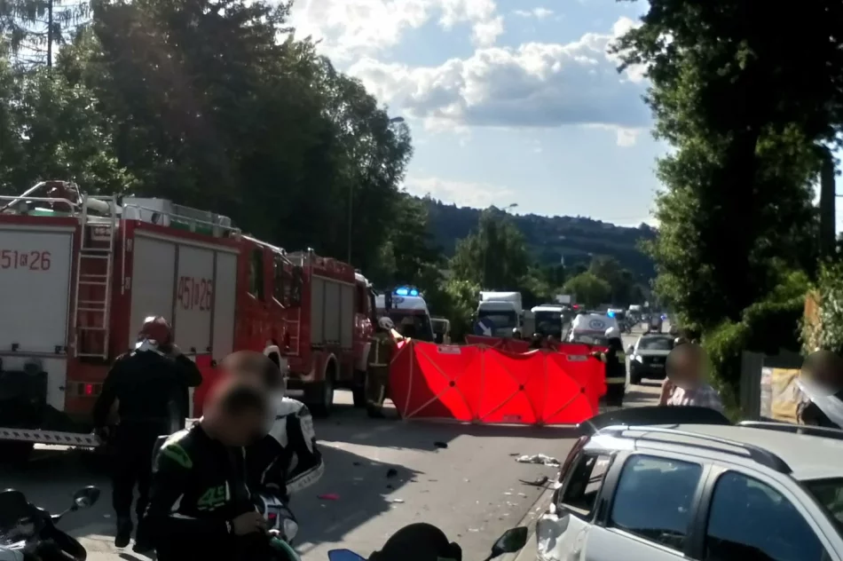 W wypadku zginęła młoda kobieta, kierowca w szpitalu. Droga odblokowana - zdjęcie 2