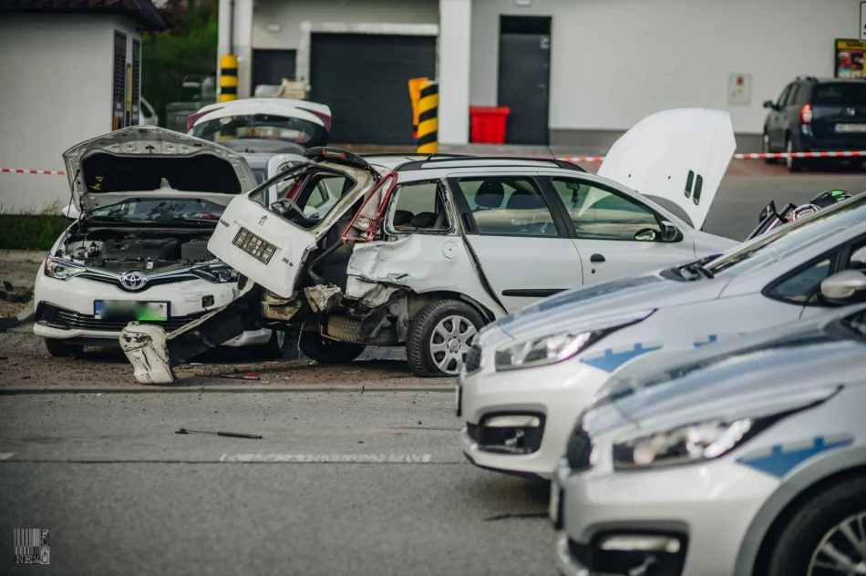 W wypadku zginęła młoda kobieta, kierowca w szpitalu. Droga odblokowana - zdjęcie 17