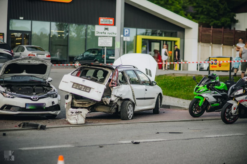W wypadku zginęła młoda kobieta, kierowca w szpitalu. Droga odblokowana - zdjęcie 18
