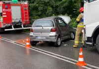 Samochód osobowy zderzył się z ciężarówką - zdjęcie główne
