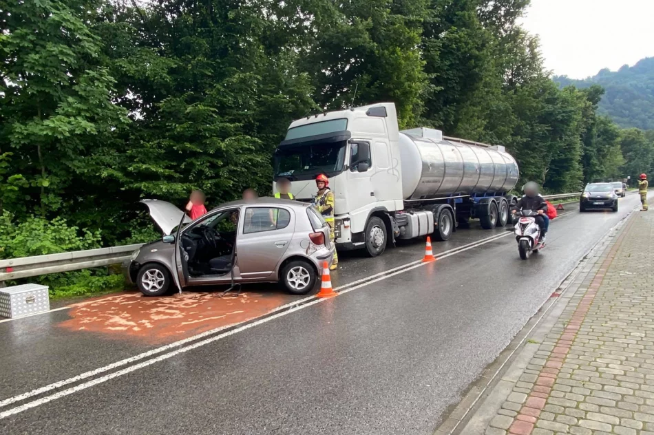 Samochód osobowy zderzył się z ciężarówką - zdjęcie 2