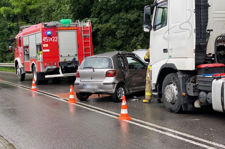 Samochód osobowy zderzył się z ciężarówką - zdjęcie 3