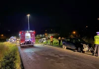 Czołowe zderzenie dwóch samochodów - zdjęcie główne