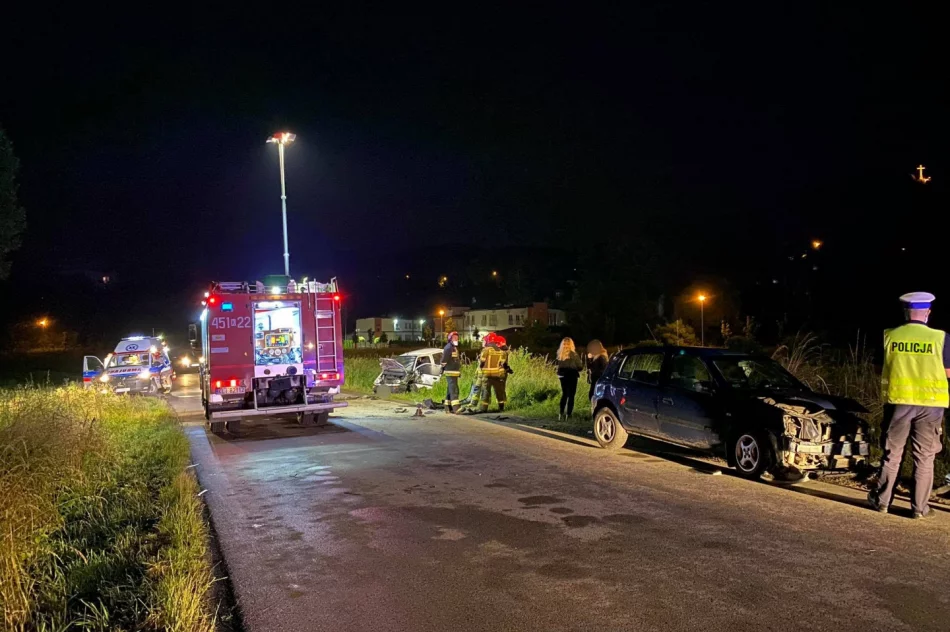 Czołowe zderzenie dwóch samochodów - zdjęcie 2