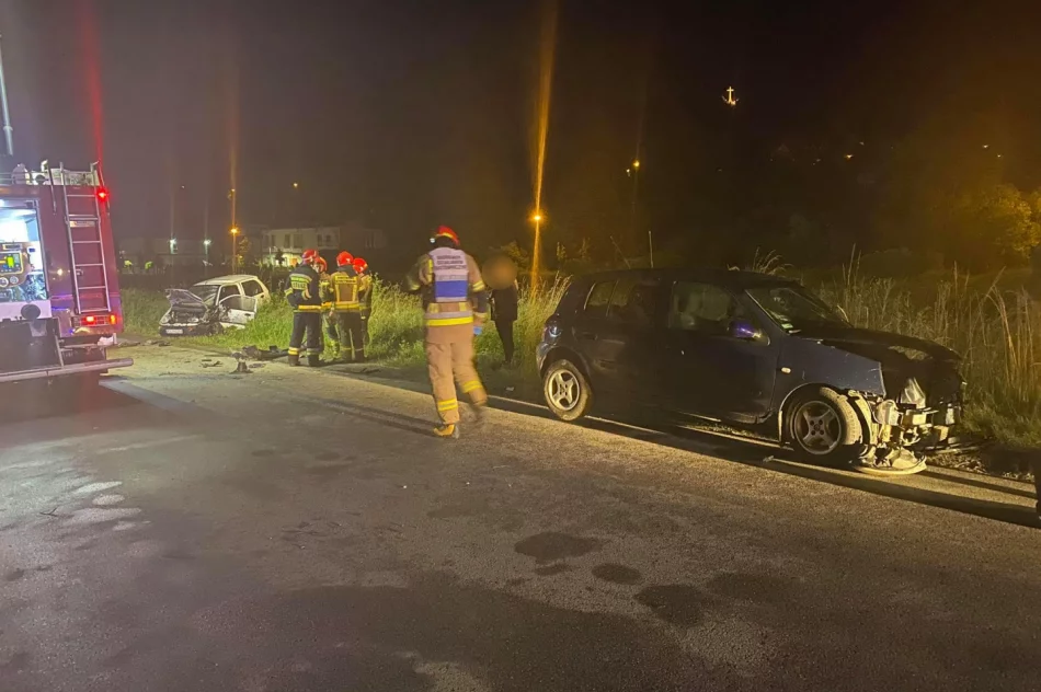 Czołowe zderzenie dwóch samochodów - zdjęcie 4