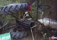 Traktor uderzył w drzewo, dwie osoby trafiły do szpitala - zdjęcie główne