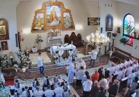 Ksiądz z koronawirusem rozdawał Eucharystię m.in. pierwszokomunijnym dzieciom. Kościół zamknięty, sanepid apeluje do wiernych - zdjęcie główne