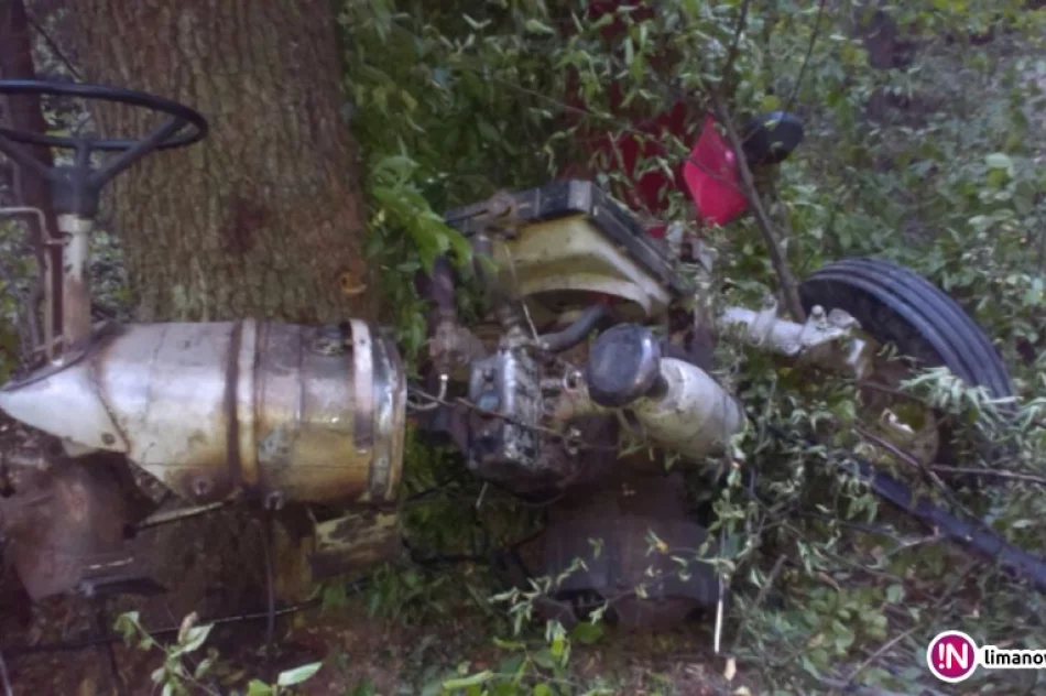 Traktor uderzył w drzewo, dwie osoby trafiły do szpitala - zdjęcie 2