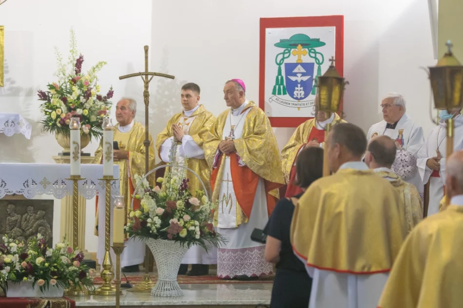 Parafia pożegnała pierwszego proboszcza i budowniczego kościoła - zdjęcie 5