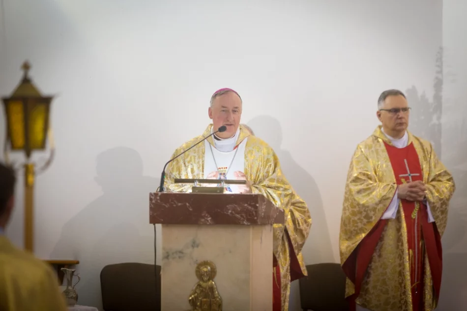 Parafia pożegnała pierwszego proboszcza i budowniczego kościoła - zdjęcie 16