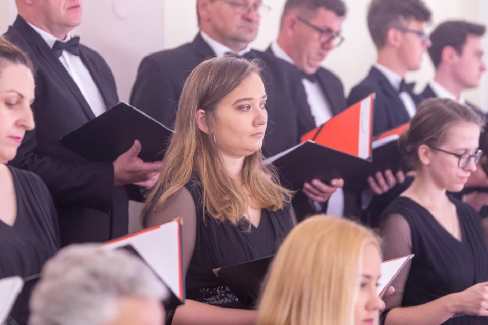 Parafia pożegnała pierwszego proboszcza i budowniczego kościoła - zdjęcie 17