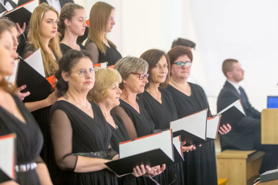 Parafia pożegnała pierwszego proboszcza i budowniczego kościoła - zdjęcie 18