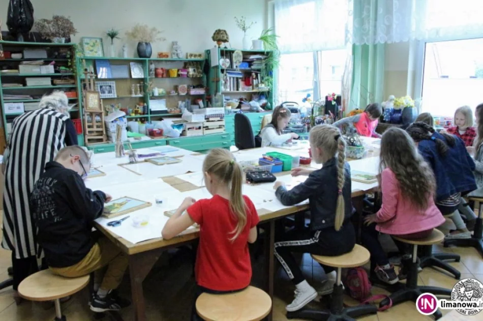 Limanowa okiem młodych plastyków - wakacyjne warsztaty w LDK - zdjęcie 3