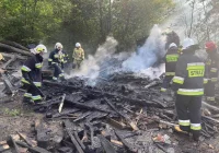 20 strażaków gasiło pożar na terenie zakładu produkcyjnego - zdjęcie główne