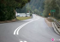 Linia ciągła na długiej prostej, a w terenie zabudowanym... przerywana - zdjęcie główne