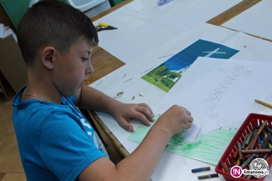 Limanowa okiem młodych plastyków - wakacyjne warsztaty w LDK - zdjęcie 4