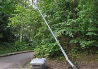 Samochód uderzył w latarnię - sprawcy szuka gmina - zdjęcie główne