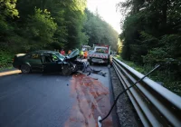 Zdarzenie na zamkniętym odcinku drogi i kolizja busa z osobówką "pod wiaduktem" - zdjęcie główne