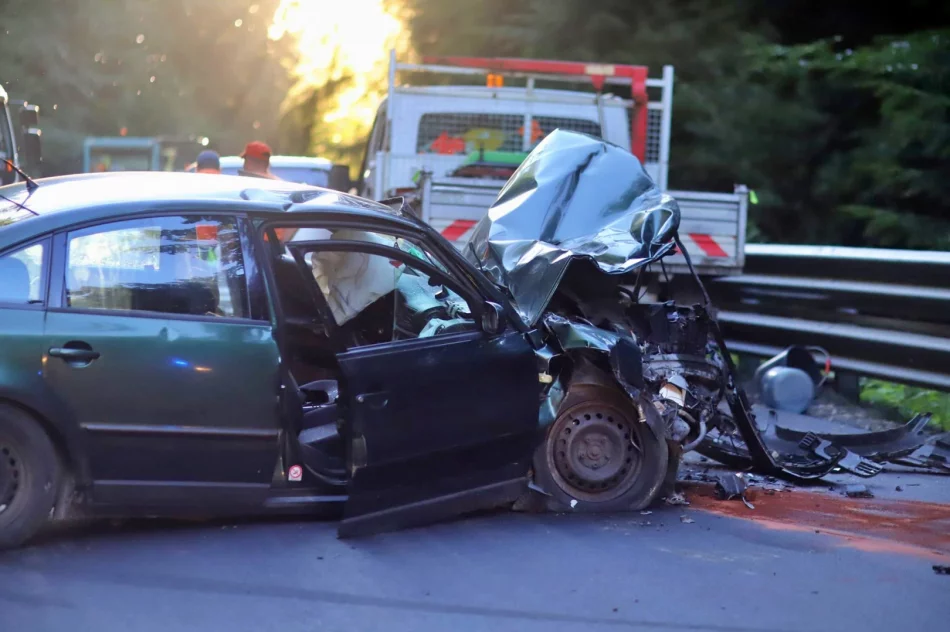 Zdarzenie na zamkniętym odcinku drogi i kolizja busa z osobówką "pod wiaduktem" - zdjęcie 2